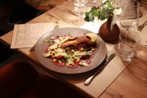 Carpaccio di Cipriani in dem italienischen Restaurant / Osteria / Wein / Bar Da Dario in Pocking in der Nähe von Bad Füssing im Bäderdreieck in Bayern / Niederbayern von dem ehemaligen Besitzer des La Locanda im früheren Wasserwerk beim Hallenbad